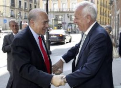 El ministro de español de Asuntos Exteriores, José Manuel García-Margallo (d), recibe al secretario general de la OCDE, Ángel Gurría, con quien se ha reunido hoy en el Palacio de Santa Cruz.