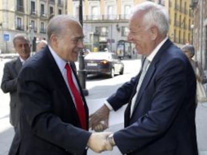 El ministro de espa&ntilde;ol de Asuntos Exteriores, Jos&eacute; Manuel Garc&iacute;a-Margallo (d), recibe al secretario general de la OCDE, &Aacute;ngel Gurr&iacute;a, con quien se ha reunido hoy en el Palacio de Santa Cruz. 