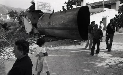 El camió havia estat fabricat el 1973 i no tenia vàlvules de seguretat, una mesura que encara no era un requisit en el moment de l'accident. La cisterna, rígida, tenia una capacitat de 19.350 quilograms, però es va omplir fins als 23.470, segons els perits. Que no es donés gaire importància a aquest fet revela que devia ser prou habitual, ja que no es feien excessius controls.