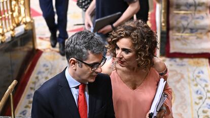 El ministro de Justicia y Presidencia, Félix Bolaños, junto con la vicepresidenta primera y ministra de Hacienda, María Jesús Montero, el jueves en el Congreso.