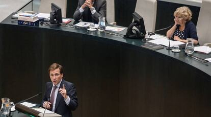 El portavoz del PP José Luis Martínez-Almeida y la alcaldesa, Manuela Carmena.