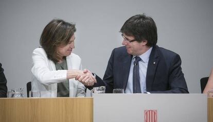 El presidente Carles Puigdemont, junto a la directora de BBVA Espa&ntilde;a Cristina de Parias.