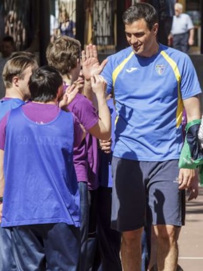 Pedro Sánchez juega baloncesto con miembros del Centro Estela, este lunes en Burgos.