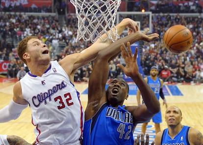 Blake Griifin, de los Clippers, tapona el lanzamiento de Elton Brand.