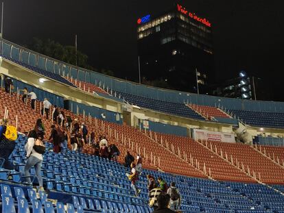 Seguidores de Sheinbaum dejan el estadio tras enterarse que la exjefa de gobierno no se presentaría, el 24 de octubre.