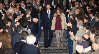 Artur Mas entra a la sala d'actes entre els aplaudiments del públic.