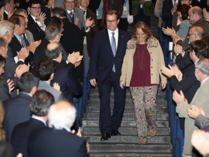 Artur Mas entra a la sala d&#039;actes entre els aplaudiments del p&uacute;blic.