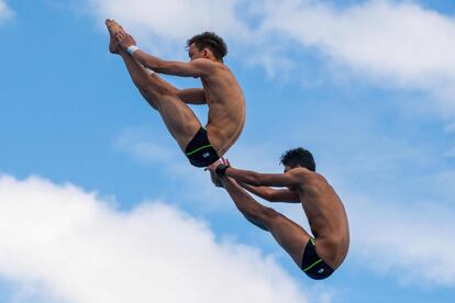 Jellson Jabillin y Hanis Nazirul Jaya Surya de Malasia compiten en la categoría de saltos 10m plataforma sincronizado masculino durante los Juegos de la Commonwealth, en Gold Coast (Australia), el 13 de abril de 2018.