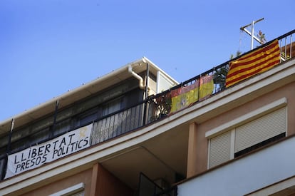 Balcones con banderas en Barcelona.