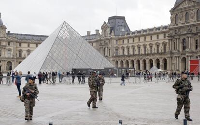 Soldados patrullan en el patio del Museo del Louvre en París.