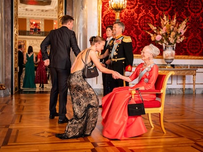 Anne-Sofie Toernsoe Olesen saluda a la reina Margarita de Dinamarca, el domingo, durante la cena de gala por el 18º cumpleaños del príncipe Christian.