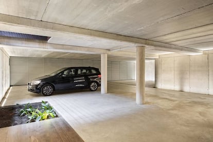 El garaje es uno de los espacios más espectaculares de la vivienda y de los más deseados por las firmas de vehículos de lujo para rodar 'spots'. |