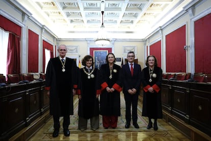 La nueva consejera permanente del Consejo de Estado, Magdalena Valerio (en el centro), posa con el Ministro de la Presidencia, Justicia y Relaciones con las Cortes, Félix Bolaños (segundo por la derecha), la presidenta del Consejo de Estado, Carmen Calvo (segunda por la izquierda), el consejero nato del Consejo de Estado Antón Costas Comesaña (izquierda) y la consejera permanente de la sección tercera del Consejo de Estado, Paz Andrés Sáenz de Santa María (derecha), este jueves en el Consejo de Estado.