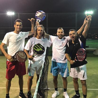 Sergio Busquets, Carles Puyol, Jordi Alba y Xavi Hernández, tras jugar al pádel.