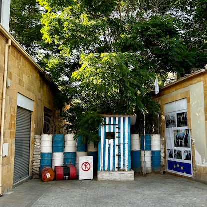 Parte del muro que divide en dos la capital de Chipre, Nicosia. La garita de vigilancia está pintada con los colores de Grecia, país que parte de la comunidad grecochipriota considera su garante.