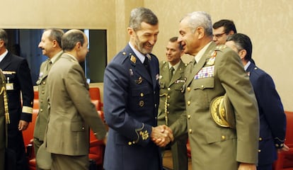 El exjefe del Estado Mayor de la Defensa (JEMAD), el general Julio Rodríguez (2d), estrecha la mano al general Fulgencio Coll, durante una comparecencia ante la comisión de Defensa del Congreso de los Diputados, el 7 de octubre de 2010.