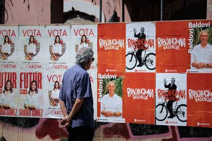 Un hombre contemplaba el viernes varios carteles electorales para los comicios del día 28, en Valencia.