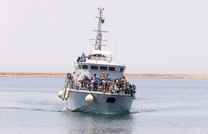 Un barco de la Armada de Libia con inmigrantes rescatados de dos embarcaciones, llega a la base naval de Trípoli.