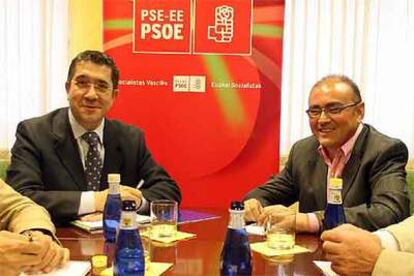Patxi López (izquierda) y Javier Madrazo, ayer en la sede del PSE-EE en Bilbao.