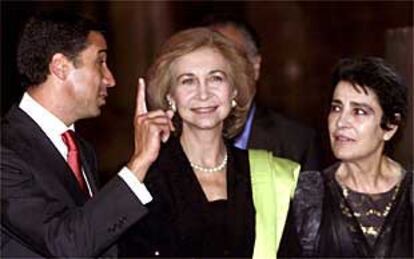 La reina Sofía, anoche, junto al presidente del Consell, Eduardo Zaplana, y la actriz Irene Papas, antes de la representación de <b></b><i>Las Troyanas</i>.