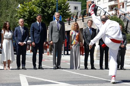 El rey Felipe VI; el presidente del Gobierno, Pedro Sánchez; el lehendakari, Iñigo Urkullu; el líder del PP, Alberto Nuñez Feijóo; y la presidenta del Congreso de los Diputados, Meritxell Batet, durante los actos de homenaje al concejal de Ermua Miguel Ángel Blanco, asesinado por ETA hace ahora 25 años. 