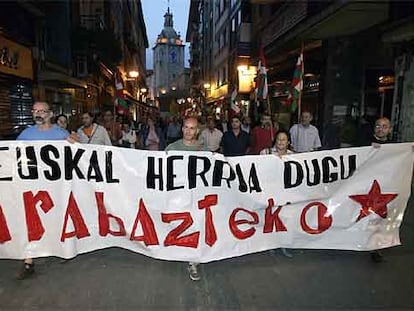 Cabeza de la manifestación celebrada ayer por la tarde en Llodio.