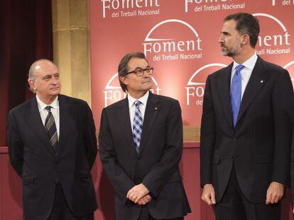 Jorge Fernández Díaz, ministro del Interior; Artur Mas, presidente de la Generalitat, y el rey Felipe VI, en la entrega de las Medallas de Honor y de los Premios Ferrer Salat que concede la patronal Foment del Treball, el 11 de diciembre de 2014. El monarca pronunció ese día su segundo discurso en Cataluña desde que asumió la Jefatura del Estado.