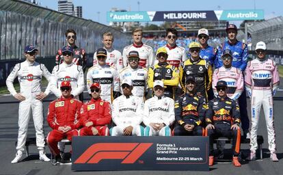 Los pilotos posan para la foto oficial de F1 en el circuito de Melbourne.