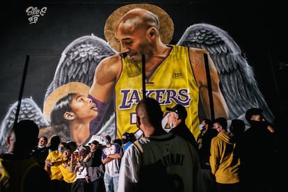 O Los Angeles Lakers conquistou o título da NBA uma década depois de seu último título e no ano da morte do icônico ex-jogador da equipe, Kobe Bryant. A final, em que o Lakers derrotou o Miami Heat por 106x93, serviu de homenagem a Bryant. 