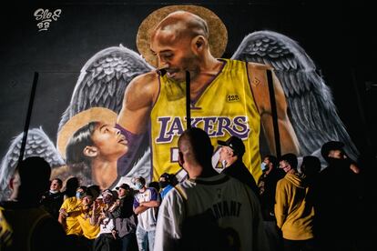 Los Ángeles Lakers se alzaron con el título de campeones de la NBA una década después de su último título y en el año de la muerte del icónico exjugador del equipo, Kobe Bryant. La final, en la que los Lakers se impusieron 106-93 a los Miami Heat, sirvió de homenaje para Bryant.