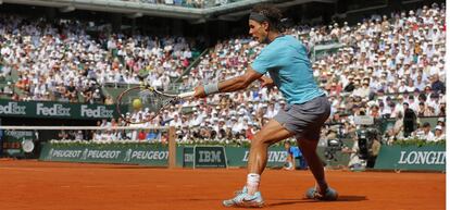 El tenista español Rafa Nadal devuelve la pelota al serbio Novak Djokovic, en la final del Roland Garros 2014.