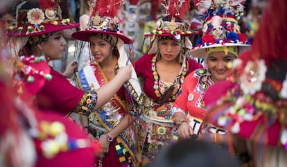 Pasacalles folclórico boliviano celebrado en el Paseo del Prado de Madrid.