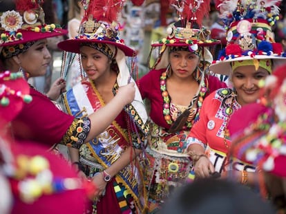 Pasacalles folclórico boliviano celebrado en el Paseo del Prado de Madrid.