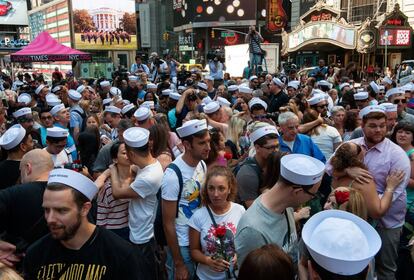 Cientos de parejas se besaron en Times Square de Nueva York para recordar el 70 aniversario del icónico beso