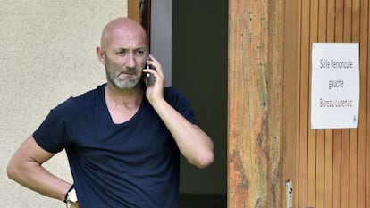 Barthez, hablando por teléfono durante un entrenamiento este viernes.
