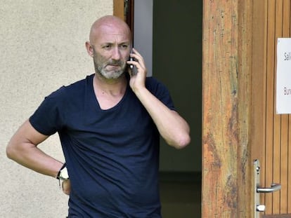 Barthez, hablando por teléfono durante un entrenamiento este viernes.