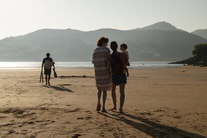 Las protagonistas de 'Cinco lobitos' Susi Sánchez y Laia Costa, paseando por una de las playas en las que se rodó la película de Alauda Ruiz de Azúa.