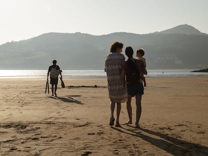 Las protagonistas de 'Cinco lobitos' Susi Sánchez y Laia Costa, paseando por una de las playas en las que se rodó la película de Alauda Ruiz de Azúa.