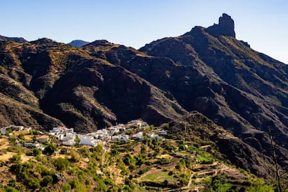 El centro de la isla de Gran Canaria ha sido reconocido como patrimonio mundial por su gran valor paisajístico, pero también por su importancia como centro religioso prehispánico. Entre los acantilados, barrancos y formaciones volcánicas de Risco Caído se han conservado muchas pruebas de la presencia de una cultura prehispánica en la isla, en forma de asentamientos trogloditas, viviendas, graneros y cisternas.