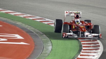 Fernando Alonso rueda en Singapur, anoche.