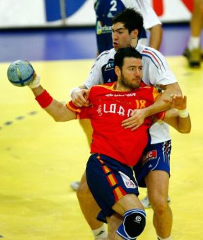 Nikola Karabatic pugna con Iker Romero en la final del europeo de 2006, en Zúrich