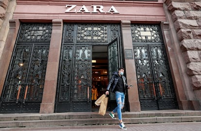 Un cliente de Zara sale de una de las tiendas de la compañía en Kiev (Ucrania), el 25 de noviembre.