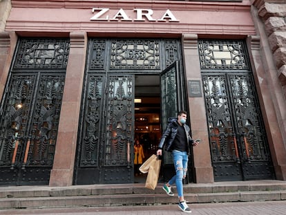Un cliente de Zara sale de una de las tiendas de la compañía en Kiev (Ucrania), el 25 de noviembre.