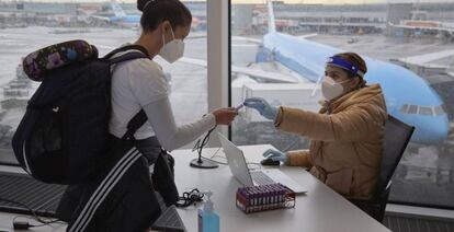 Una pasajera proveniente de Sudáfrica recibe un test Covid a su llegada al aeropuerto de Ámsterdam (Holanda), este jueves.