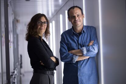 Los biólogos Marta Bosch y Albert Pol, fotografiados este jueves en Barcelona.