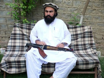 El jefe talibán Waliur Rehman con un AK-47 en 2011 en Waziristán.