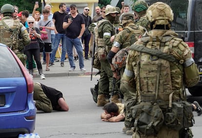 Miembros de Wagner detienen a varios civiles que bloqueaban una calle de Rostov, este sábado. 
