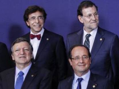 El presidente español Mariano Rajoy (d) junto con el presidente francés François Hollande (d-abajo), el primer ministro belga Elio Di Rupo (i-arriba) y el presidente de la Comisión Europea, José Manuel Durao Barroso, en Bruselas, Bélgica. EFE/Archivo
