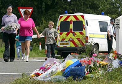 Una familia deposita flores en el paraje donde fueron hallados los cuerpos de Jessica y Holly.