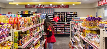 Interior de una tienda de la cadena Oxxo en la Ciudad de M&eacute;xico.